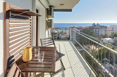 Un balcón o terraza de APARTAMENT PAU CASALS, 2 min walk from the sea & sea view