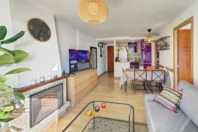 Una televisión o centro de entretenimiento en APARTAMENT PAU CASALS, 2 min walk from the sea & sea view