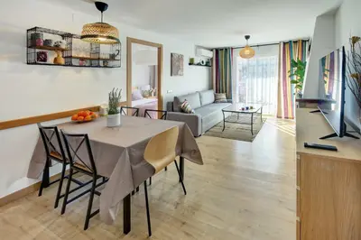 Una televisión o centro de entretenimiento en APARTAMENT PAU CASALS, 2 min walk from the sea & sea view