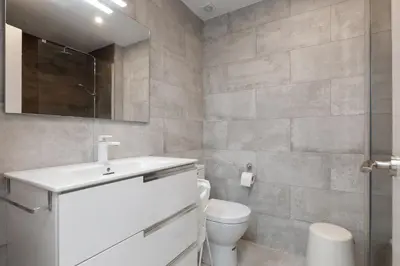 Un baño de Hauzify I Apartament Big Family
