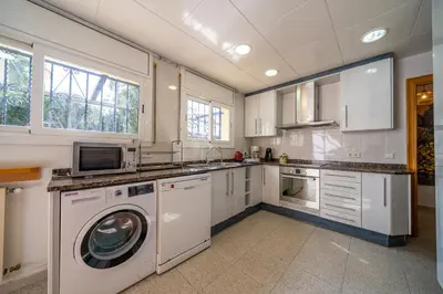 Una cocina o zona de cocina en Villa Lux Gallery Familiar Piscina Privada Barbacoa Aire Acondicionado
