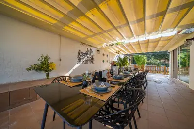 Un restaurante o sitio para comer en Villa Lux Gallery Familiar Piscina Privada Barbacoa Aire Acondicionado