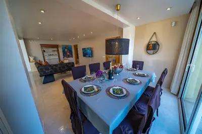 Una televisión o centro de entretenimiento en Villa Lux Gallery Familiar Piscina Privada Barbacoa Aire Acondicionado