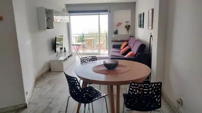 Una televisión o centro de entretenimiento en Beachfront Apartment with Sea Views & Private Parking