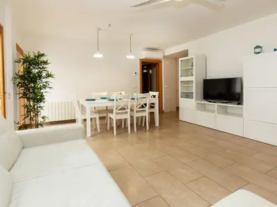 Una televisión o centro de entretenimiento en Apartment Blue Tossa by Interhome