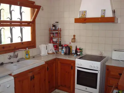Una cocina o zona de cocina en Beautiful detached air-conditioned villa close to sandy beach, shops and restaurants