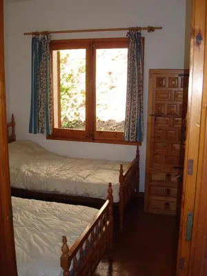 Cama o camas de una habitación en Beautiful detached air-conditioned villa close to sandy beach, shops and restaurants