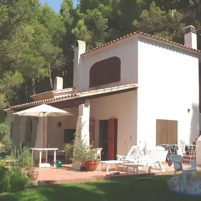 Beautiful detached air-conditioned villa close to sandy beach