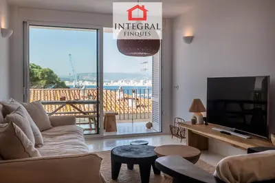 Una televisión o centro de entretenimiento en Palamós Moonlight Apartment