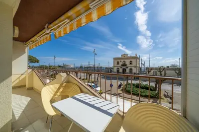 Un balcón o terraza de HomeHolidaysRentals Destan - Costa Barcelona