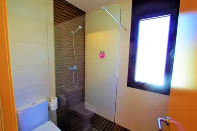 Un baño de V&V LLORET- Villa Nicole