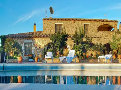 Piscina en o cerca de Pretty Villa with Sun Loungers