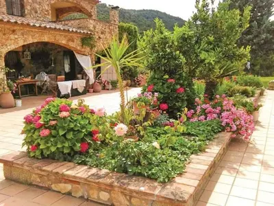 Jardín al aire libre en Pretty Villa with Sun Loungers