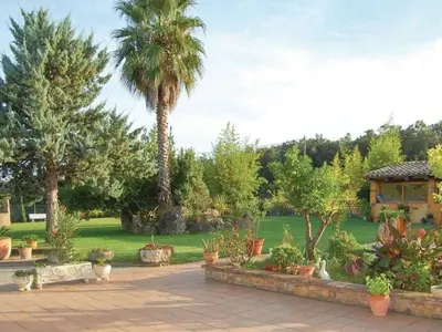 Jardín al aire libre en Pretty Villa with Sun Loungers