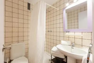 Un baño de Santa Susanna Sunrise Apartment