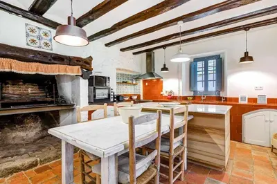 Una cocina o zona de cocina en Masia 1612. Muy cerca de las playas. Costa Brava