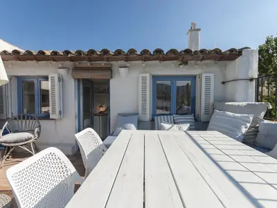 Un balcón o terraza de Lets Holidays Charming fisherman house with terrace