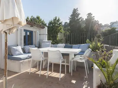 Un balcón o terraza de Lets Holidays Charming fisherman house with terrace