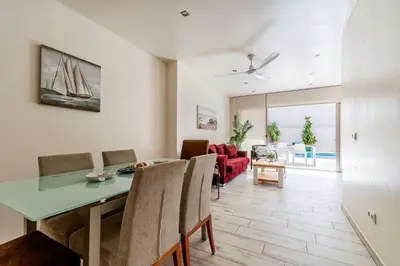Zona de estar de Casa Mediterránia de Palamós amb piscina privada