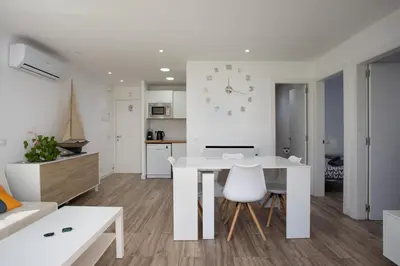 Una cocina o zona de cocina en Apartament amb piscina i aparcament - Baixos amb jardinet