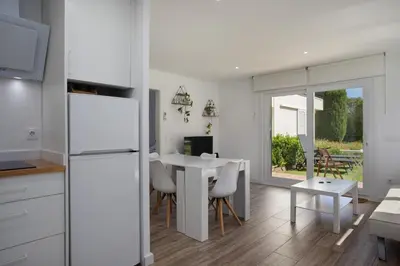 Una cocina o zona de cocina en Apartament amb piscina i aparcament - Baixos amb jardinet