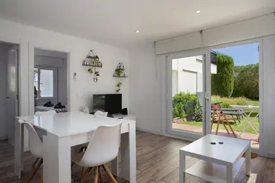 Jardín al aire libre en Apartament amb piscina i aparcament - Baixos amb jardinet