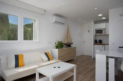 Una cocina o zona de cocina en Apartament amb piscina i aparcament - Baixos amb jardinet