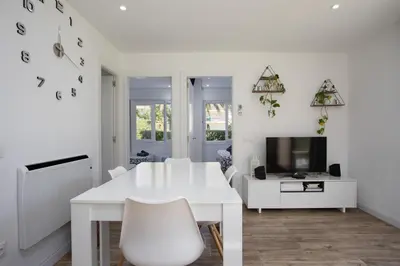 Una televisión o centro de entretenimiento en Apartament amb piscina i aparcament - Baixos amb jardinet