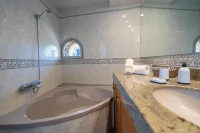 Un baño de Castillo Can Xirau Piscina Privada Vistas Mar Aire Acondicionado