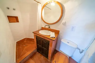 Un baño de Castillo Can Xirau Piscina Privada Vistas Mar Aire Acondicionado
