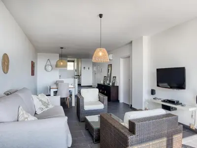 Una televisión o centro de entretenimiento en Nardos Apartament reformat amb encant per 5 persones a 10 minuts de la platja