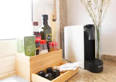 Utensilios para hacer té y café en Budget Beach Studio 21