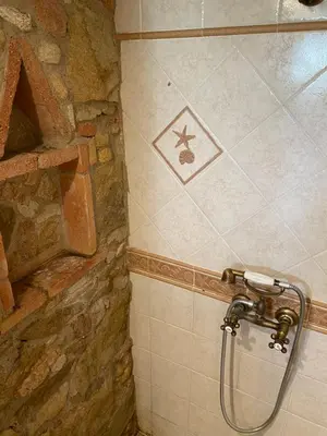 Un baño de MASÍA CAN GEMENUT, a 5O METROS DEL MAR