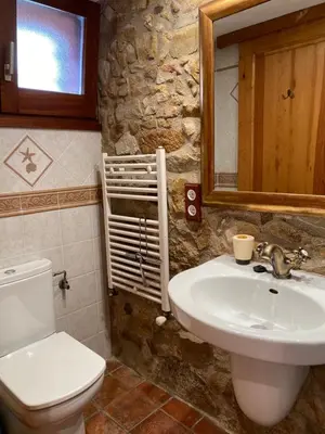Un baño de MASÍA CAN GEMENUT, a 5O METROS DEL MAR