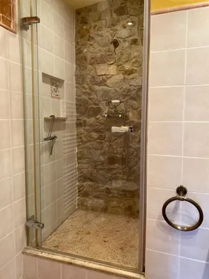 Un baño de MASÍA CAN GEMENUT, a 5O METROS DEL MAR