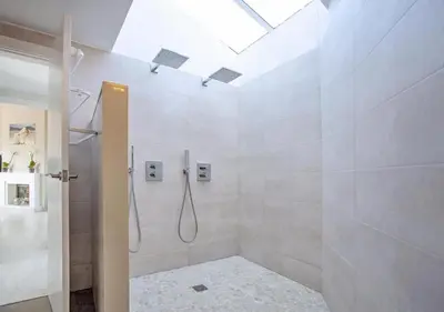 Un baño de Chillout House with heated pool 29 C Sea & Mountain view