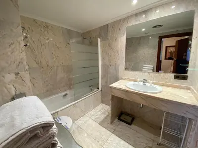 Un baño de LLOGUER30 Los delfines, swimming pools , near the beach and with parking