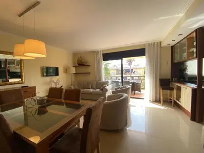 Una televisión o centro de entretenimiento en LLOGUER30 Los delfines, swimming pools , near the beach and with parking