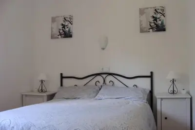 Cama o camas de una habitación en Apartamento al lado de la playa con parking y jardín