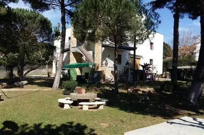 Zona de juegos infantil en Apartamento al lado de la playa con parking y jardín