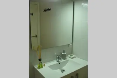 Un baño de Apartamento al lado de la playa con parking y jardín