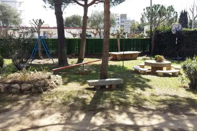 Zona de juegos infantil en Apartamento al lado de la playa con parking y jardín