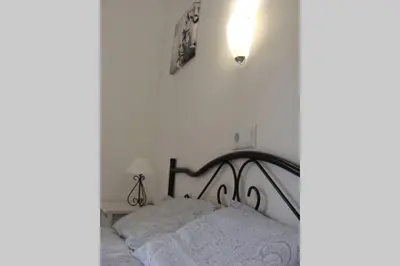 Cama o camas de una habitación en Apartamento al lado de la playa con parking y jardín
