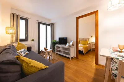 Una televisión o centro de entretenimiento en Bravissimo Sant Martí, Cosy 1-bedroom apartment