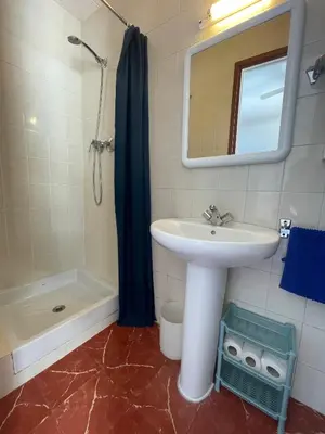 Un baño de P&R hostals Can Tort