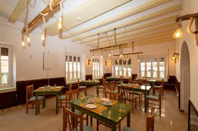 Un restaurante o sitio para comer en P&R hostals Can Tort