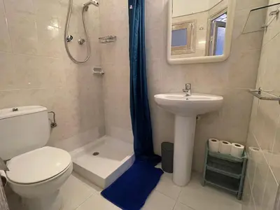 Un baño de P&R hostals Can Tort