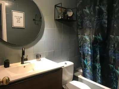 Un baño de Apartamento con encanto y terraza en Barri Vell de Girona, El Cul de la Lleona