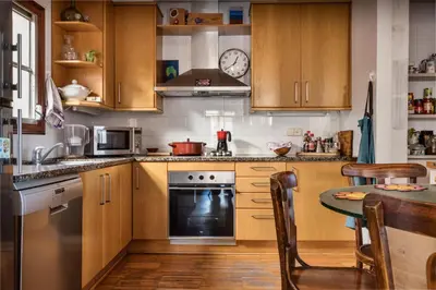 Una cocina o zona de cocina en Happy Nest in Pals Village