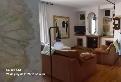 Una televisión o centro de entretenimiento en Happy Nest in Pals Village